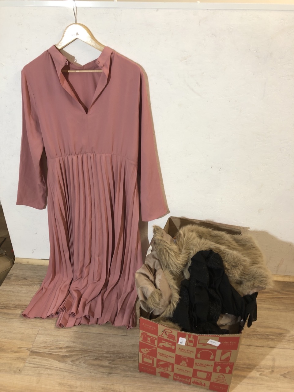 Lot 432  
            Edinburgh SR24 - Delivery Only 

                
1 X BOX OF ADULTS CLOTHING TO INCLUDE PRIMARK BROWN FUR COAT UK XL: LOCATION - F ...