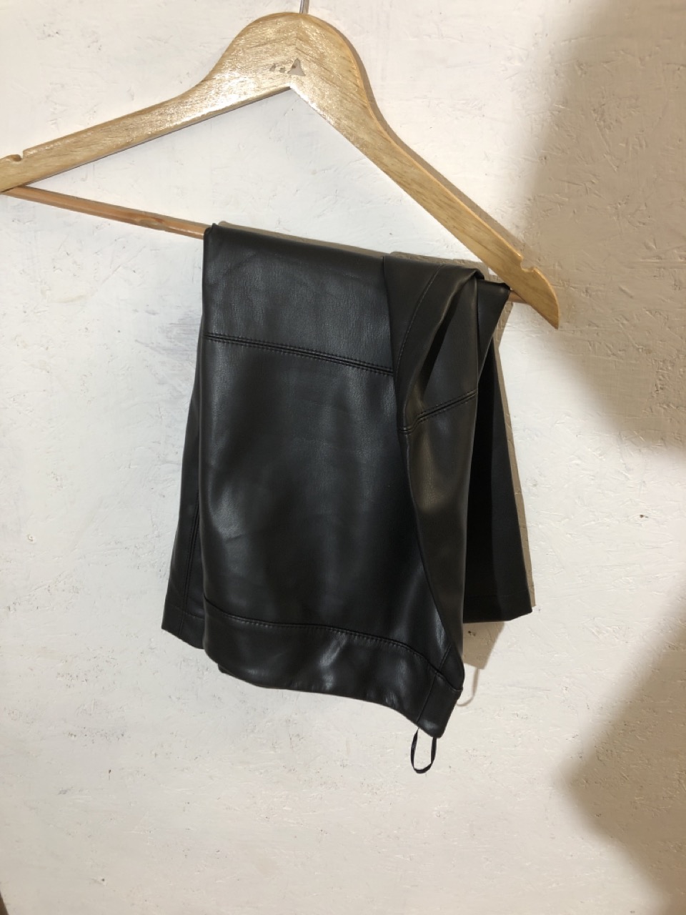 Lot 433  
            Edinburgh SR24 - Delivery Only 

                
1 X BOX OF ADULTS CLOTHES TO INCLUDE KILLER LUXE BROWN JUMPER UK 2XL: LOCATION - ...