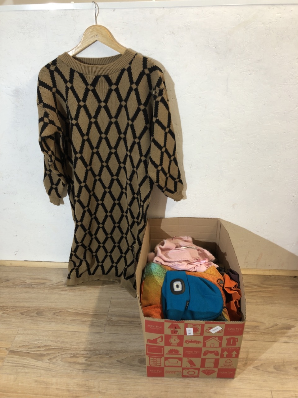 Lot 433  
            Edinburgh SR24 - Delivery Only 

                
1 X BOX OF ADULTS CLOTHES TO INCLUDE KILLER LUXE BROWN JUMPER UK 2XL: LOCATION - ...