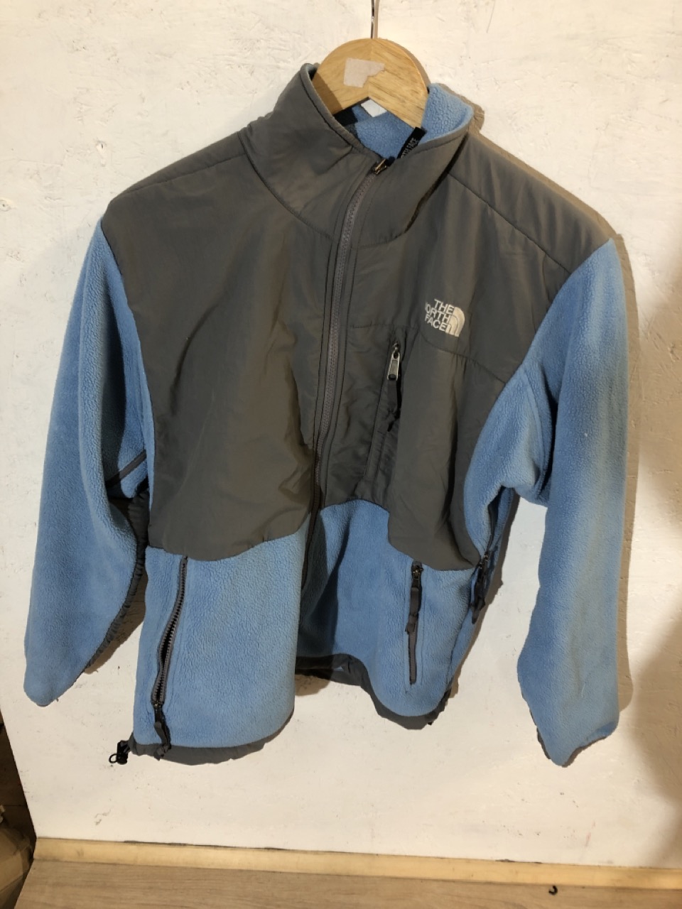 Lot 435  
            Edinburgh SR24 - Delivery Only 

                
1 X BOX OF ADULT CLOTHING ALO BLACK SHORTS UK M : LOCATION - F RACK - Image 4