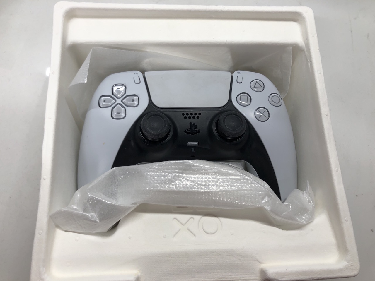 Lot 438  
            Edinburgh SR24 - Delivery Only 

                
QUANTITY OF TECH & GAMING ITEMS TO INCLUDE SONY PLAYSTATION DUALSENSE WIRELESS CO... - Image 4