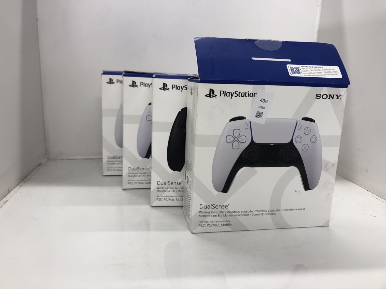 Lot 439  
            Edinburgh SR24 - Delivery Only 

                
QUANTITY OF TECH & GAMING ITEMS TO INCLUDE SONY PLAYSTATION DUALSENSE WIRELESS CO...