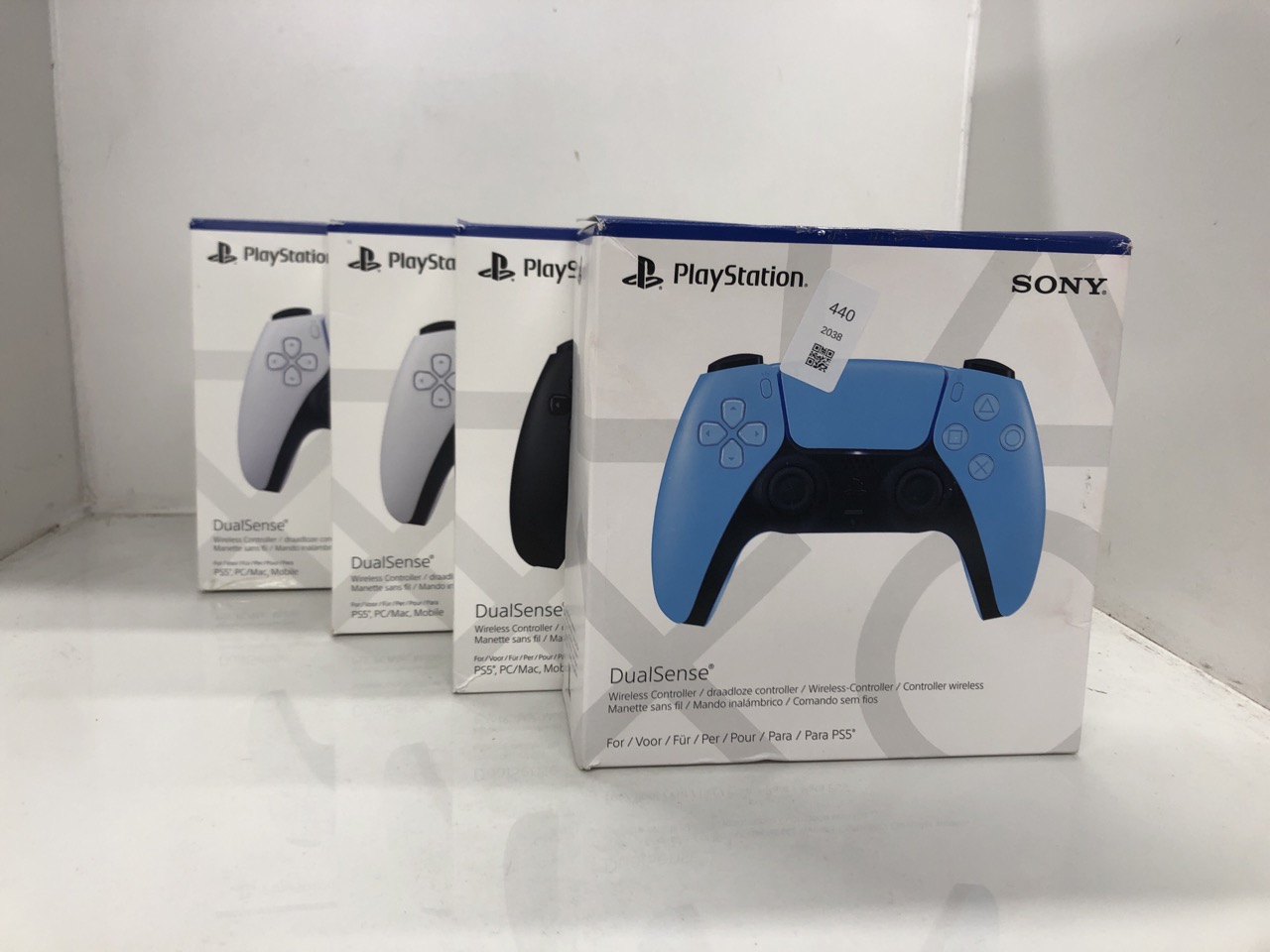Lot 440  
            Edinburgh SR24 - Delivery Only 

                
QUANTITY OF TECH & GAMING ITEMS TO INCLUDE PLAYSTATION SONY DUALSENSE WIRELESS CO...