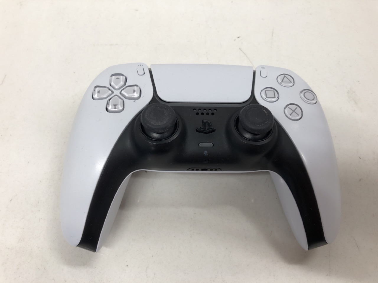 Lot 454  
            Edinburgh SR24 - Delivery Only 

                
QUANTITY OF TECH & GAMING ITEMS TO INCLUDE SONY PLAYSTATION DUALSENSE WIRELESS CO... - Image 3