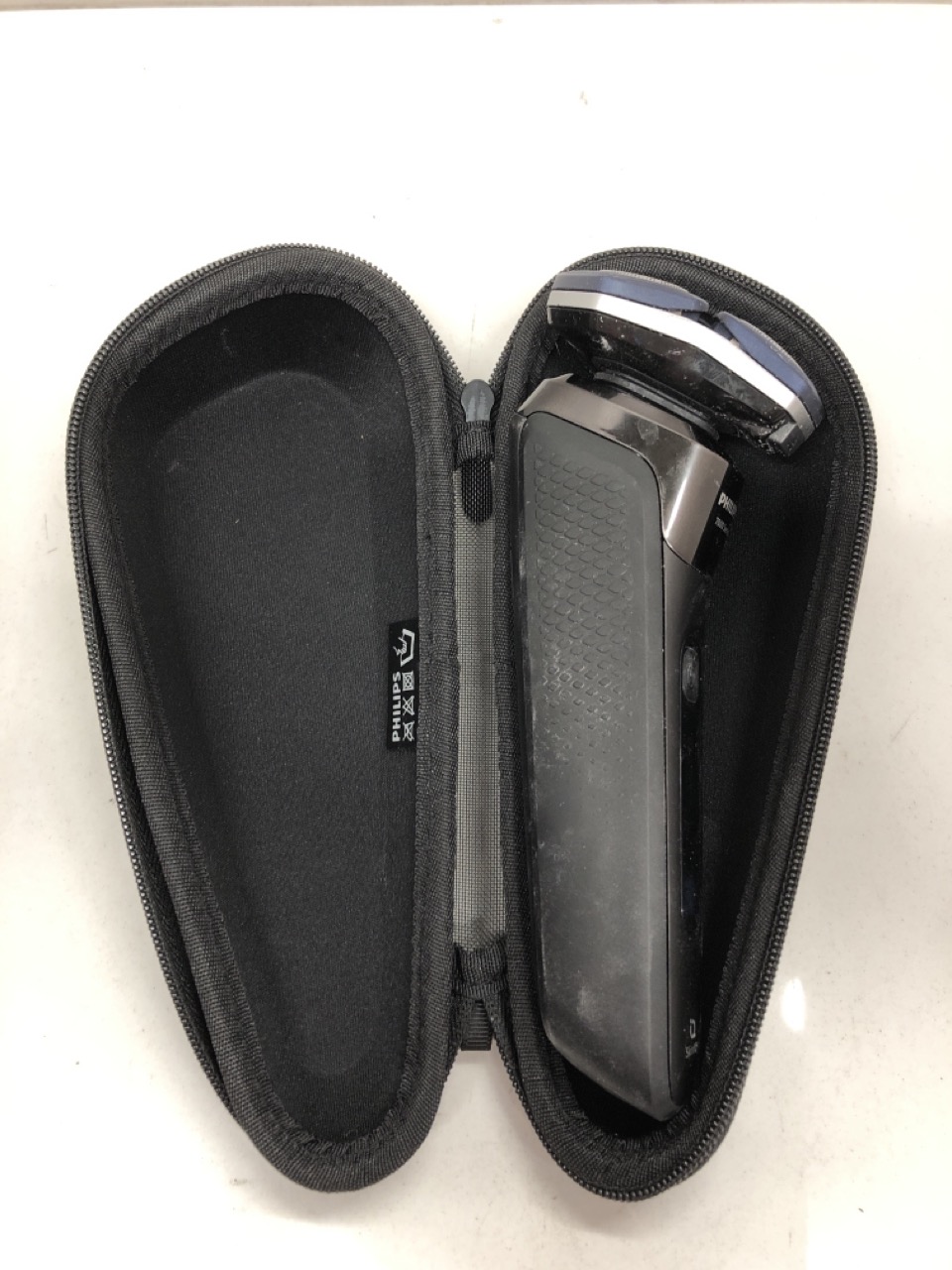 Lot 456  
            Edinburgh SR24 - Delivery Only 

                
PHILIPS SHAVER SERIES 7000 - WET & DRY MENS ELECTRIC SHAVER WITH SKINIQ TECHNOLOG... - Image 4