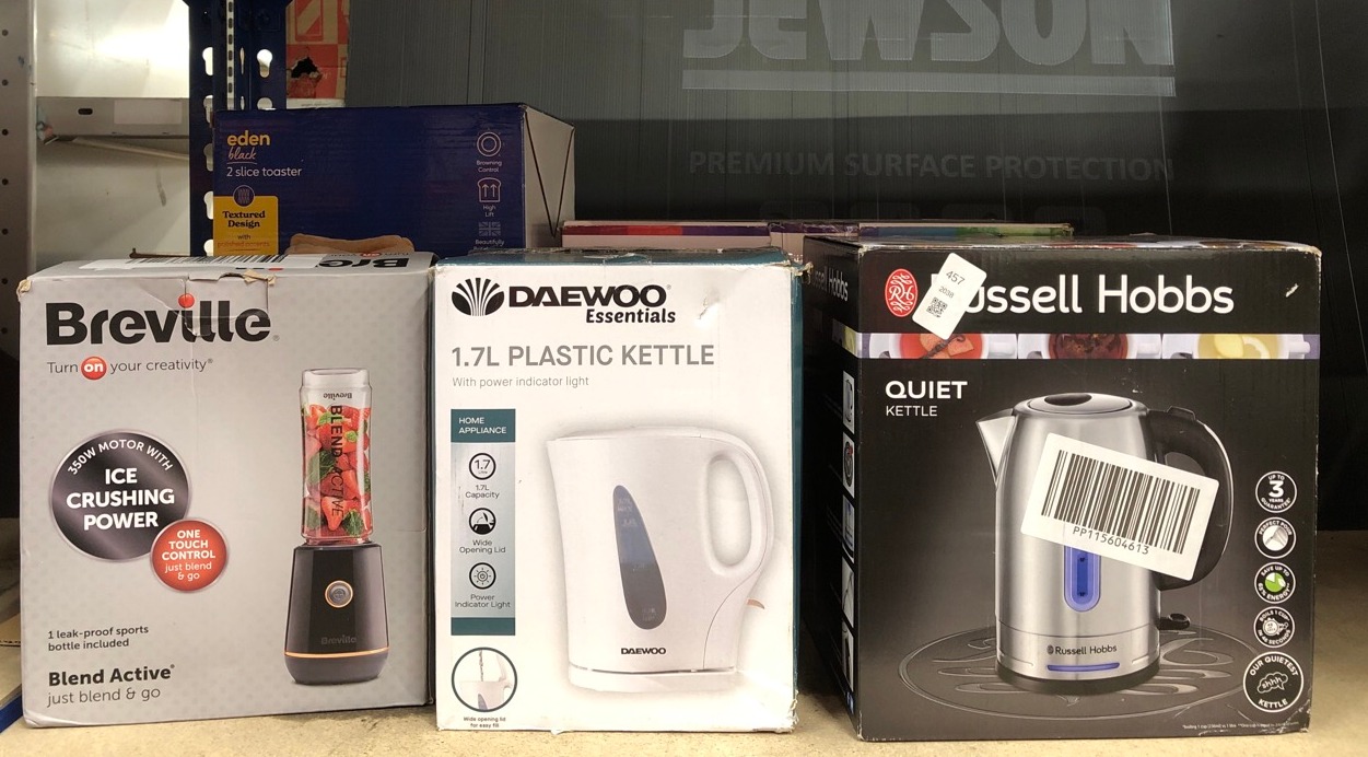 Lot 457  
            Edinburgh SR24 - Delivery Only 

                
QUANTITY OF KITCHEN & APPLIANCES ITEMS TO INCLUDE RUSSELL HOBBS ELECTRIC KETTLE (...