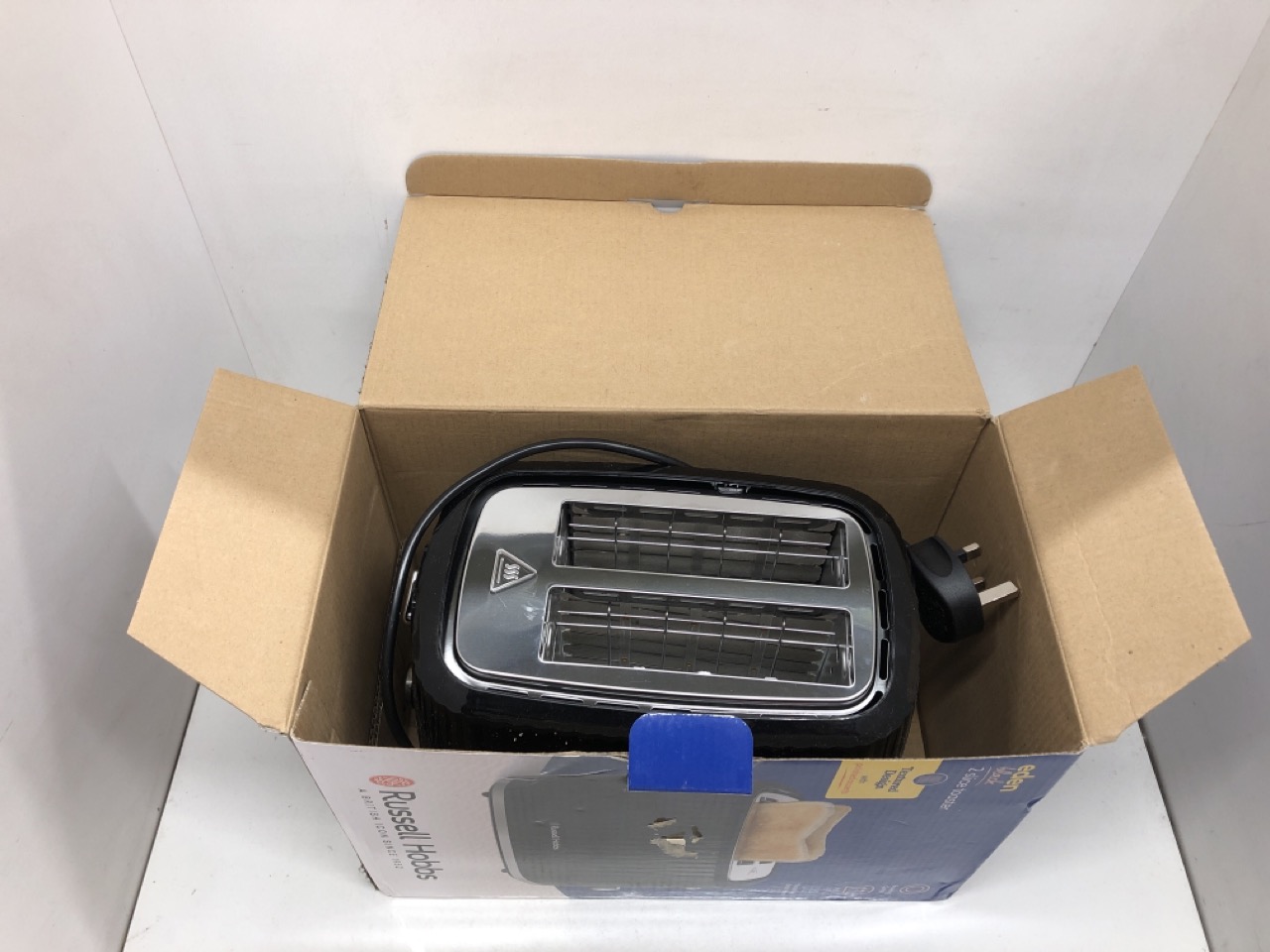 Lot 457  
            Edinburgh SR24 - Delivery Only 

                
QUANTITY OF KITCHEN & APPLIANCES ITEMS TO INCLUDE RUSSELL HOBBS ELECTRIC KETTLE (... - Image 4