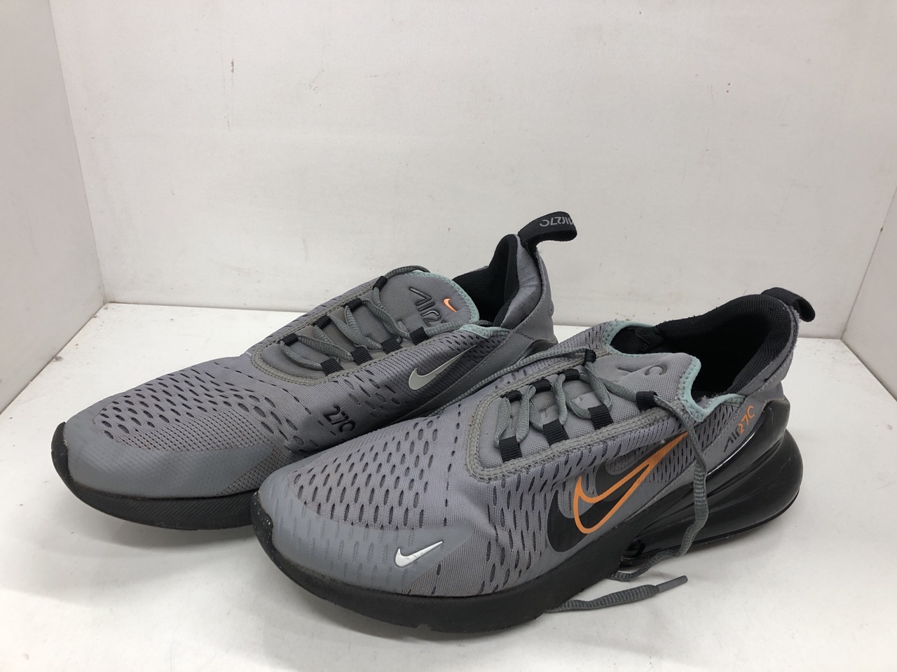 Lot 458  
            Edinburgh SR24 - Delivery Only 

                
1 X BOX OF SHOES TO INCLUDE GREY NIKE 270S TRAINERS UK 9: LOCATION - G RACK - Image 2