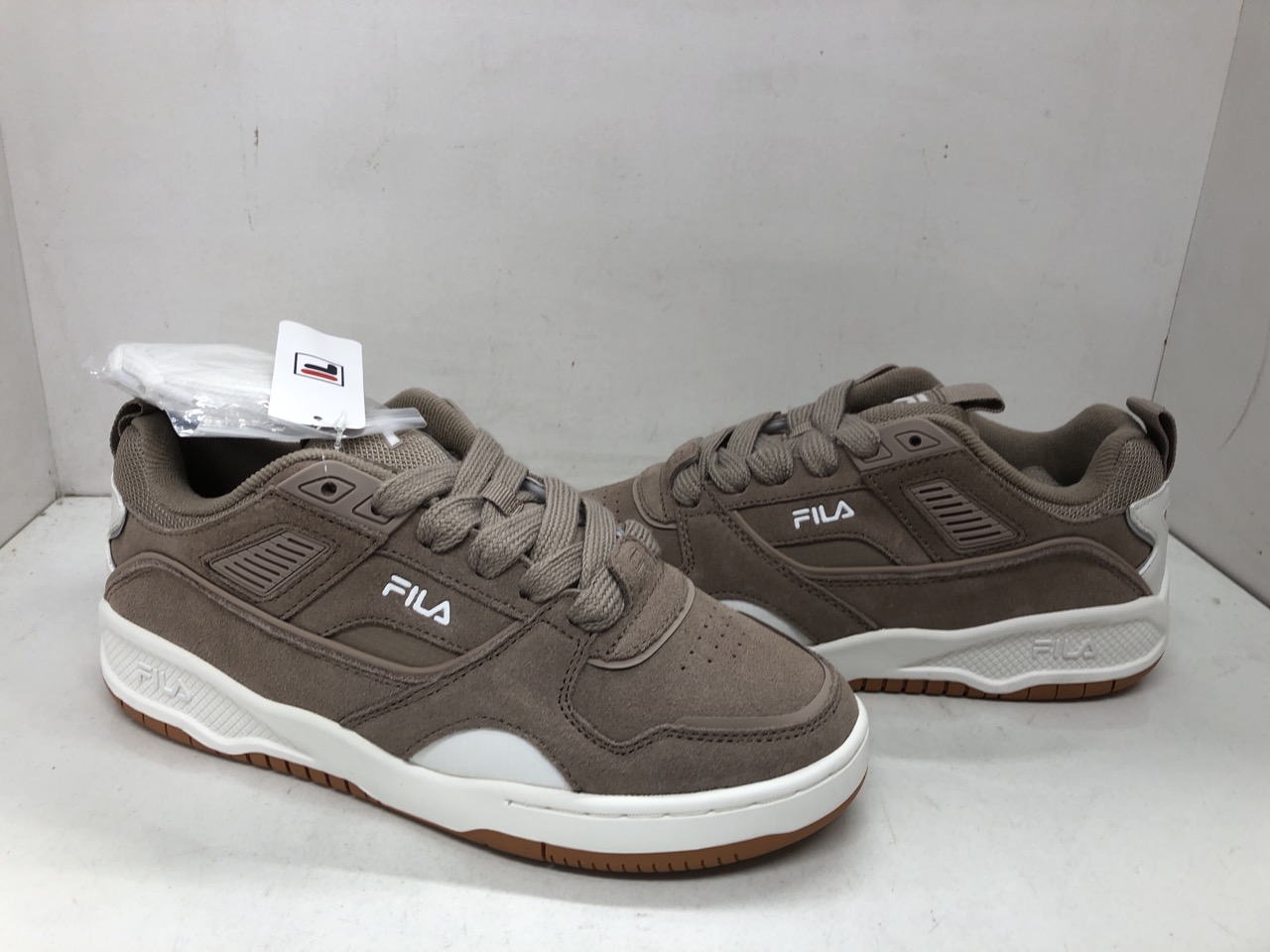 Lot 458  
            Edinburgh SR24 - Delivery Only 

                
1 X BOX OF SHOES TO INCLUDE GREY NIKE 270S TRAINERS UK 9: LOCATION - G RACK - Image 3