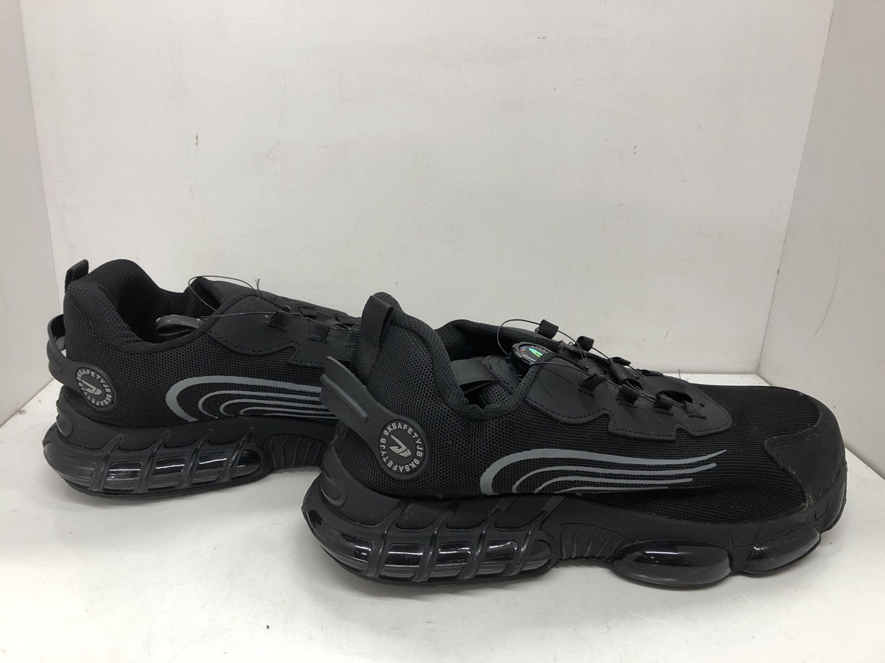 Lot 458  
            Edinburgh SR24 - Delivery Only 

                
1 X BOX OF SHOES TO INCLUDE GREY NIKE 270S TRAINERS UK 9: LOCATION - G RACK - Image 4