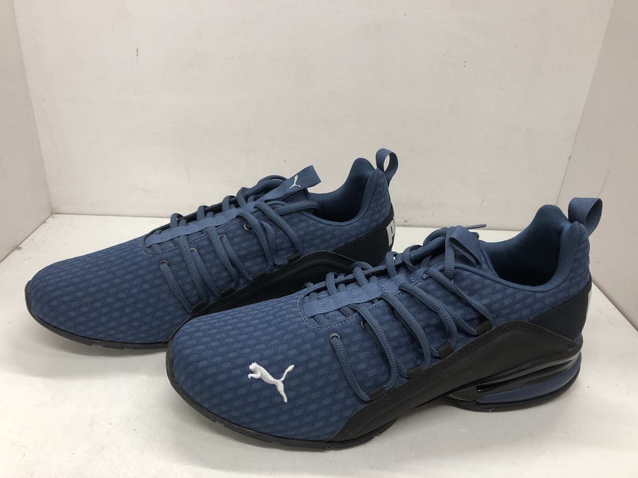 Lot 459  
            Edinburgh SR24 - Delivery Only 

                
1 X BOX OF SHOES TO INCLUDE BLUE PUMA TRAINERS UK 10: LOCATION - G RACK - Image 2