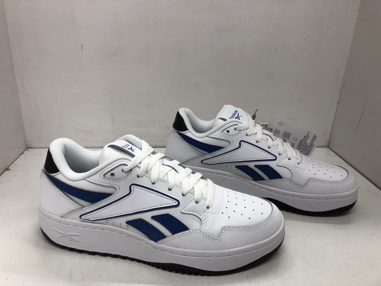 Lot 459  
            Edinburgh SR24 - Delivery Only 

                
1 X BOX OF SHOES TO INCLUDE BLUE PUMA TRAINERS UK 10: LOCATION - G RACK - Image 3