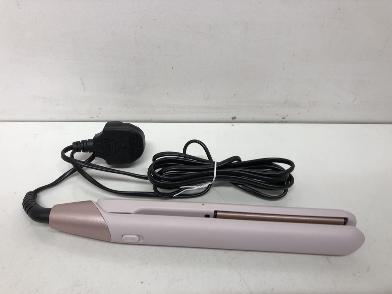 Lot 463  
            Edinburgh SR24 - Delivery Only 

                
QUANTITY OF HEALTH & BEAUTY ITEMS TO INCLUDE REVLON HAIR TOOLS PRO COLLECTION SAL...