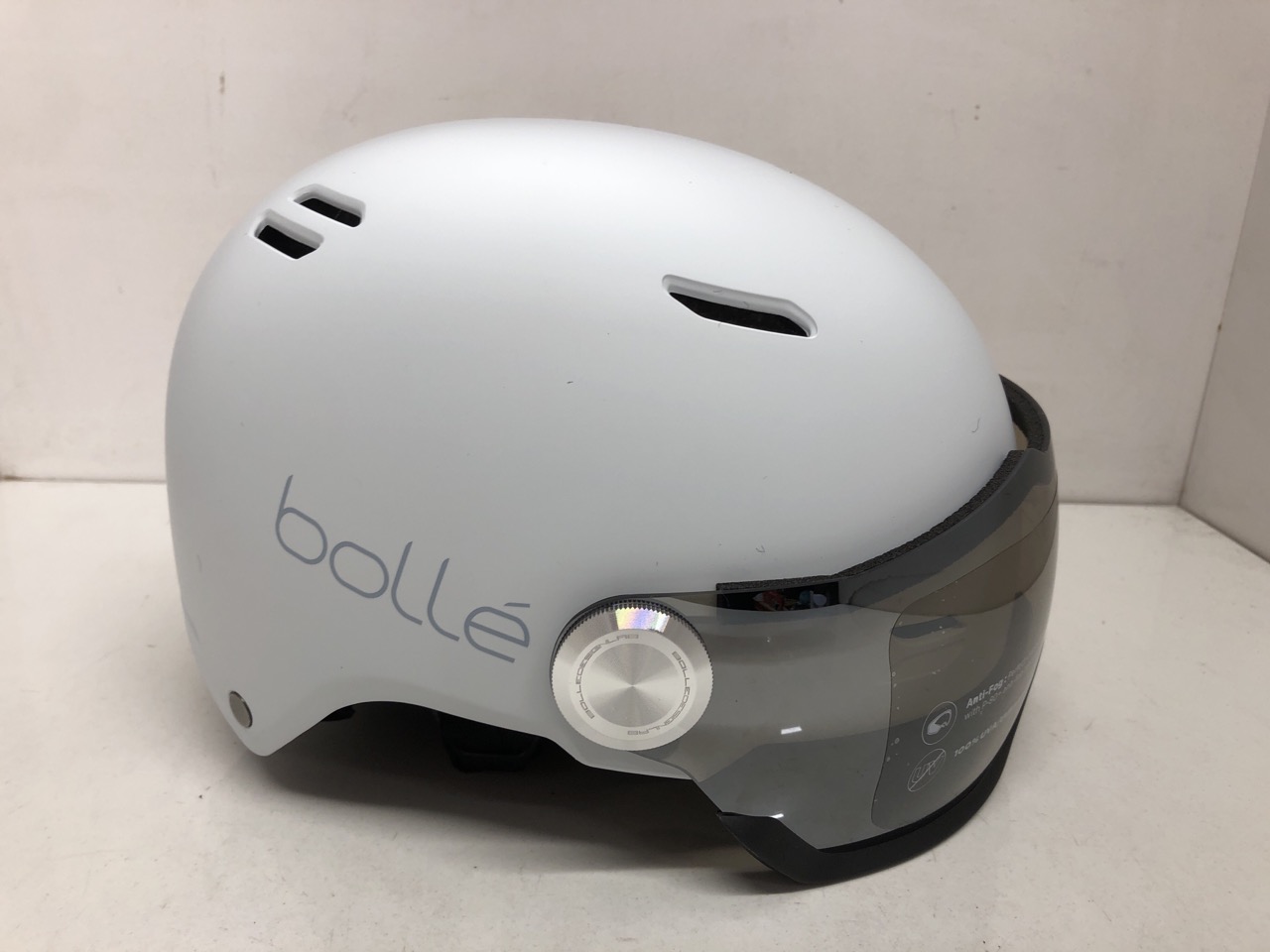 Lot 464  
            Edinburgh SR24 - Delivery Only 

                
BOLLÉ - MIGHT VISOR | SKI HELMET | WHITE | SMALL | HIGH RESISTANCE ABS PROTECTION... - Image 2
