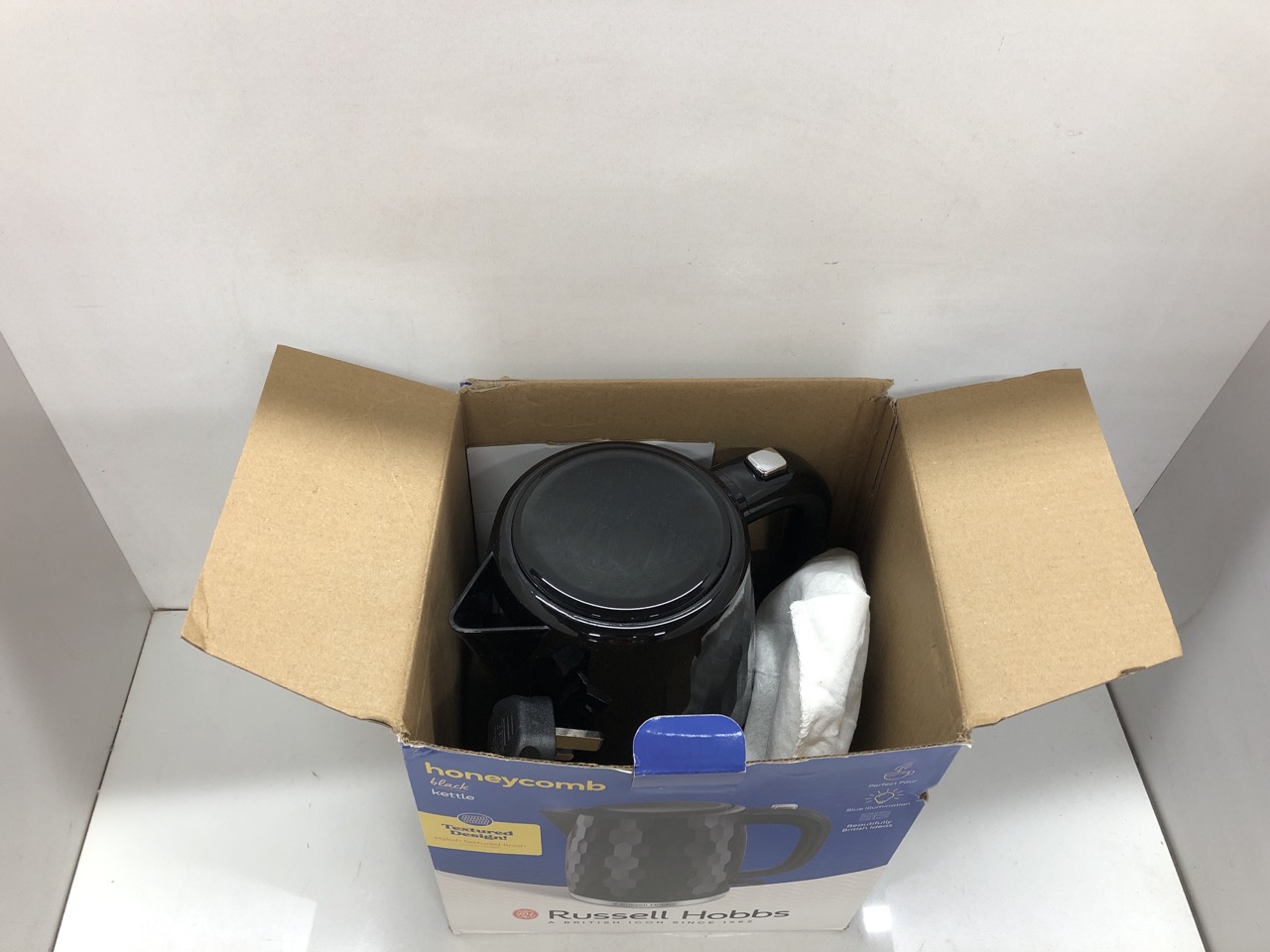 Lot 465  
            Edinburgh SR24 - Delivery Only 

                
QUANTITY OF KITCHEN & APPLIANCES ITEMS TO INCLUDE RUSSELL HOBBS HONEYCOMB ELECTRI... - Image 4