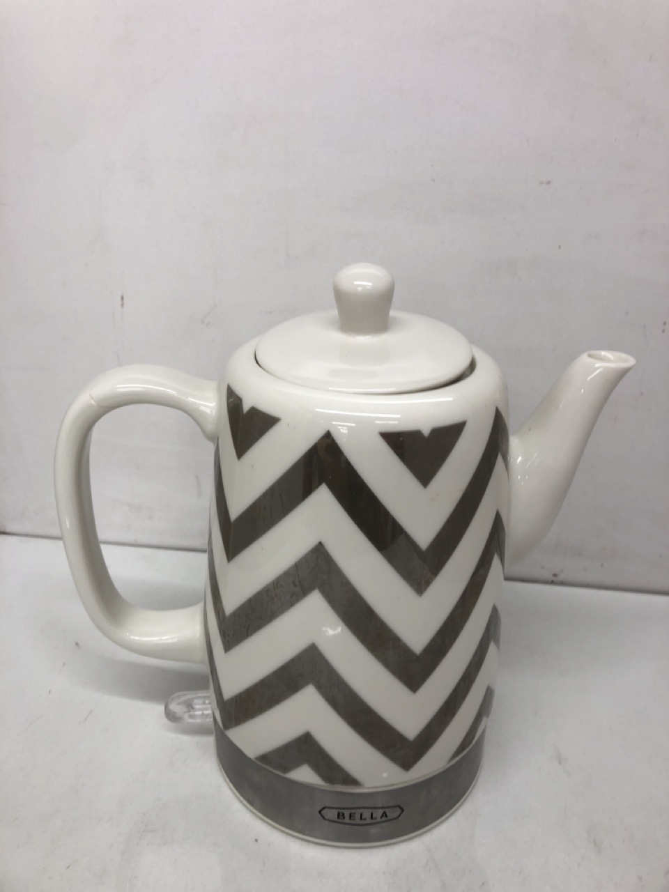 Lot 466  
            Edinburgh SR24 - Delivery Only 

                
QUANTITY OF KITCHEN & APPLIANCES ITEMS TO INCLUDE RUSSELL HOBBS TEXTURES ELECTRIC... - Image 4