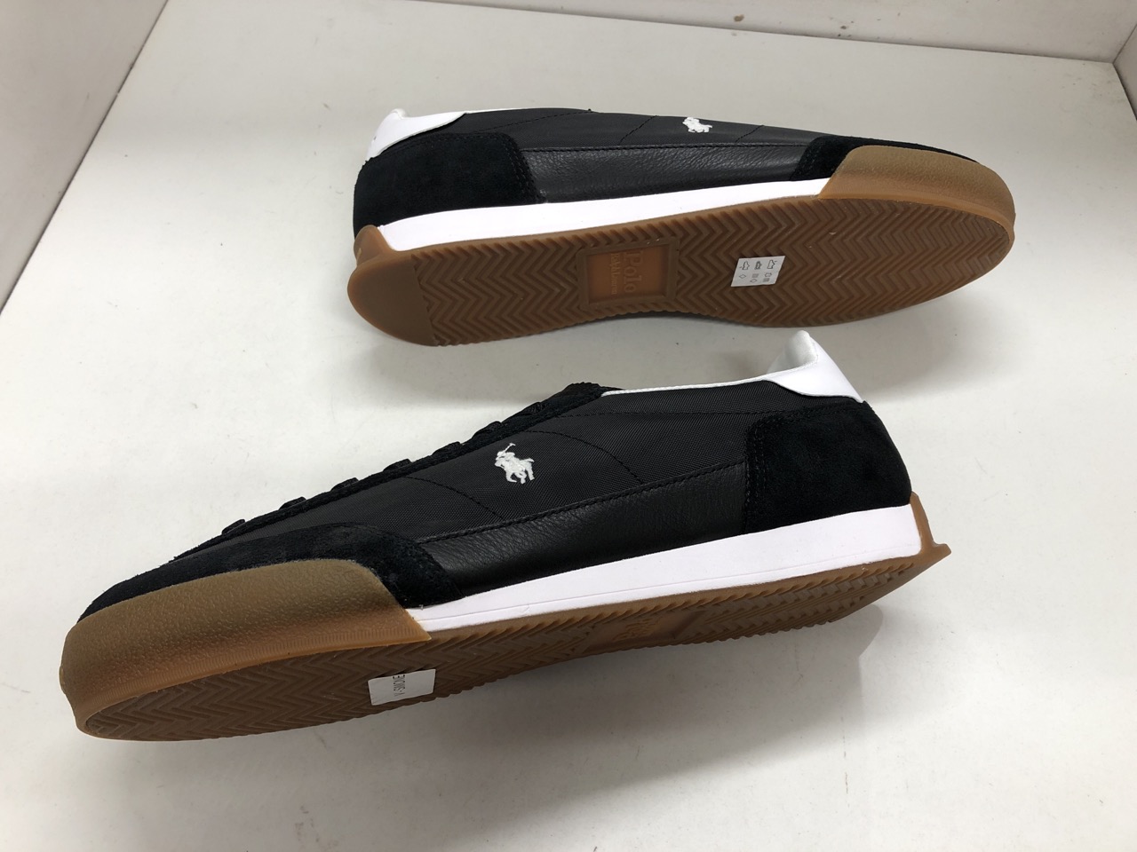 Lot 467  
            Edinburgh SR24 - Delivery Only 

                
POLO RALPH LAUREN BLACK TRAINERS UK 10: LOCATION - G RACK - Image 4