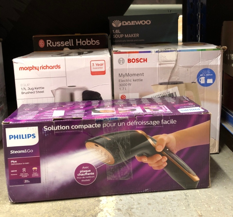 Lot 469  
            Edinburgh SR24 - Delivery Only 

                
QUANTITY OF KITCHEN & APPLIANCES ITEMS TO INCLUDE MORPHY RICHARDS EQUIP KETTLE, 1...