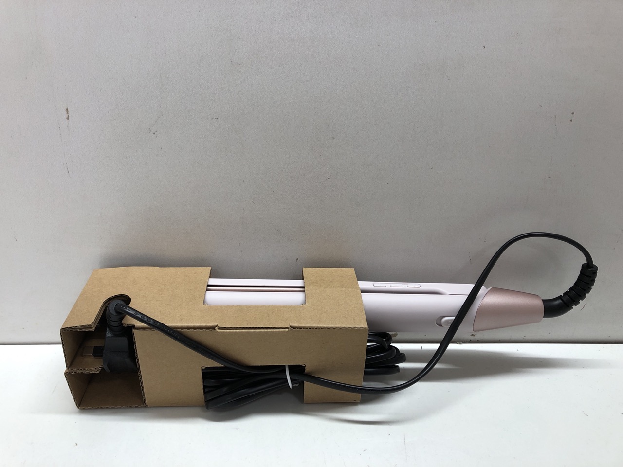 Lot 473  
            Edinburgh SR24 - Delivery Only 

                
QUANTITY OF HEALTH & BEAUTY ITEMS TO INCLUDE REVLON RVDR5823UK HARMONY DRY & STYL...