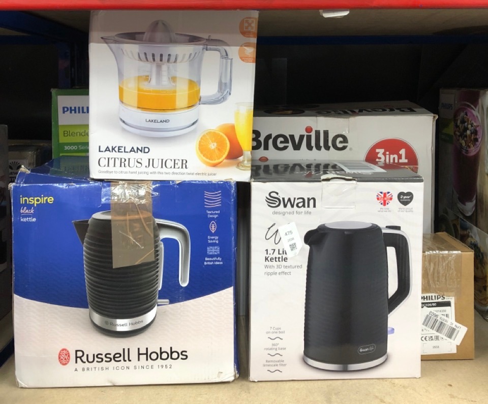 Lot 475  
            Edinburgh SR24 - Delivery Only 

                
QUANTITY OF KITCHEN & APPLIANCES ITEMS TO INCLUDE SWAN SK19034BLK WAVE CORDLESS K...