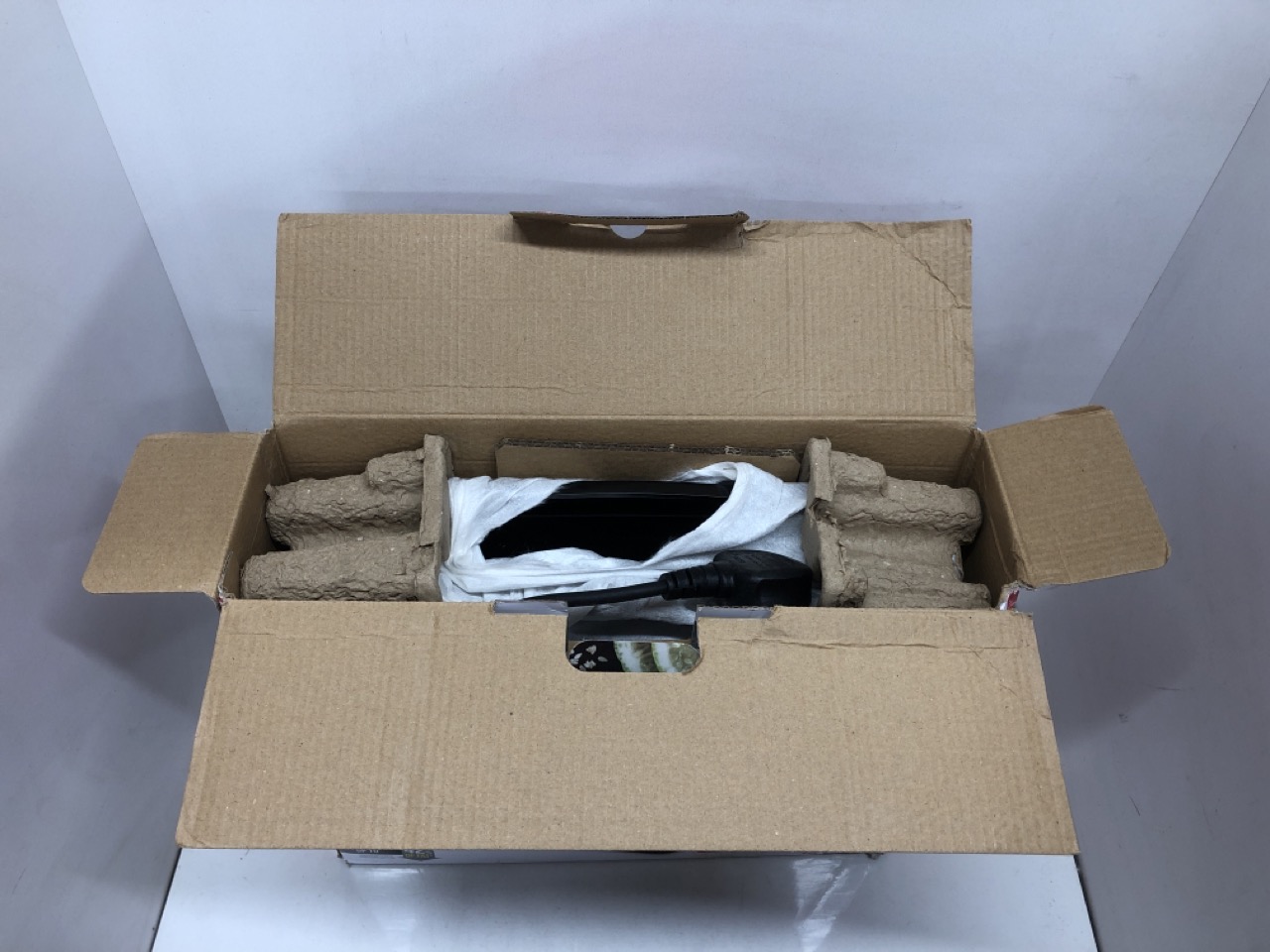 Lot 479  
            Edinburgh SR24 - Delivery Only 

                
QUANTITY OF KITCHEN & APPLIANCES ITEMS TO INCLUDE RUSSELL HOBBS MY IRON STEAM IRO... - Image 4