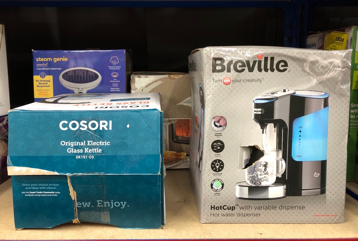 Lot 485  
            Edinburgh SR24 - Delivery Only 

                
QUANTITY OF KITCHEN & APPLIANCES ITEMS TO INCLUDE COSORI KETTLE, 3000W, PLASTIC W...