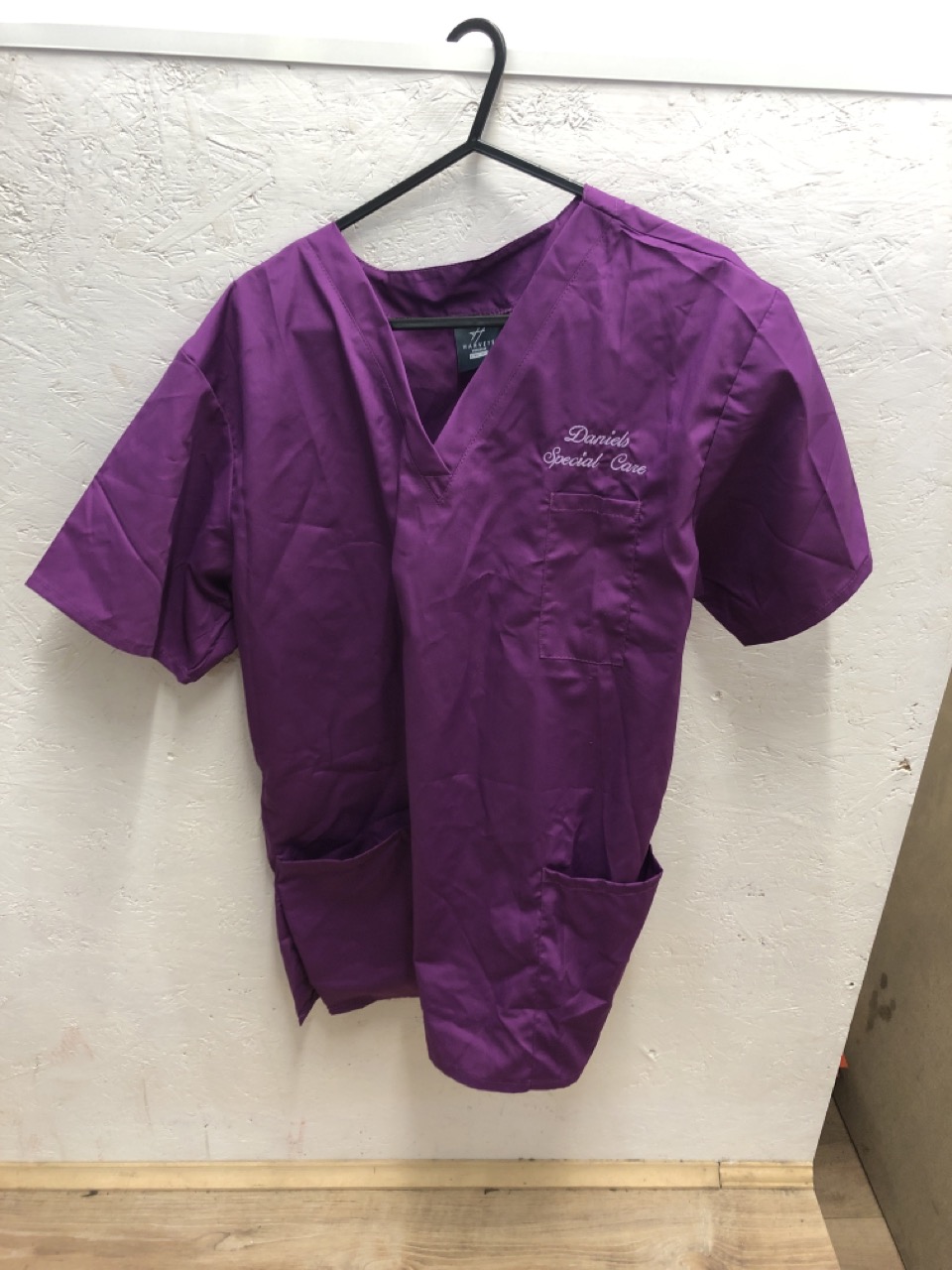 Lot 489  
            Edinburgh SR24 - Delivery Only 

                
1 X BOX OF ADULTS CLOTHING TO INCLUDE DANIELS SPECIAL CARE PURPLE TOP UK M: LOCAT...