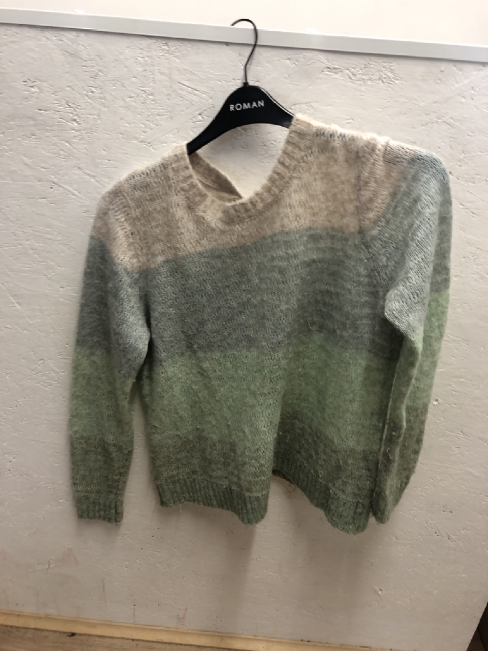 Lot 489  
            Edinburgh SR24 - Delivery Only 

                
1 X BOX OF ADULTS CLOTHING TO INCLUDE DANIELS SPECIAL CARE PURPLE TOP UK M: LOCAT...