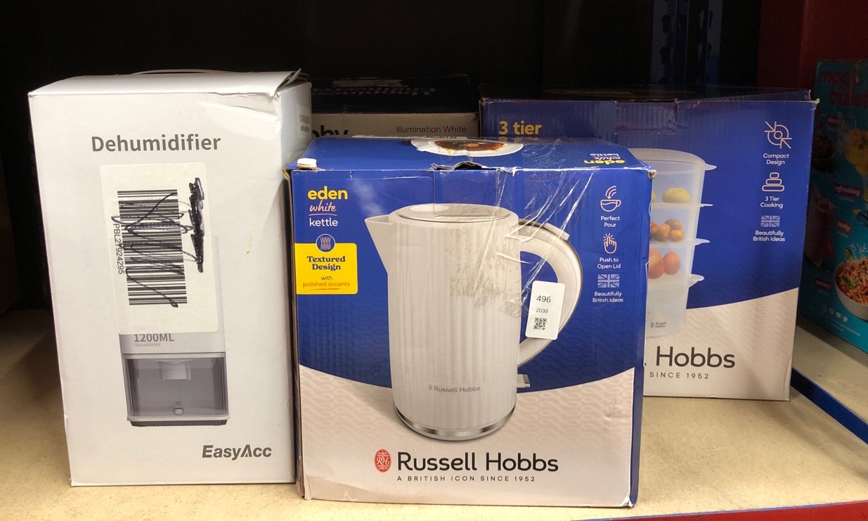 Lot 496  
            Edinburgh SR24 - Delivery Only 

                
QUANTITY OF KITCHEN & APPLIANCES ITEMS TO INCLUDE RUSSELL HOBBS ELECTRIC KETTLE (...