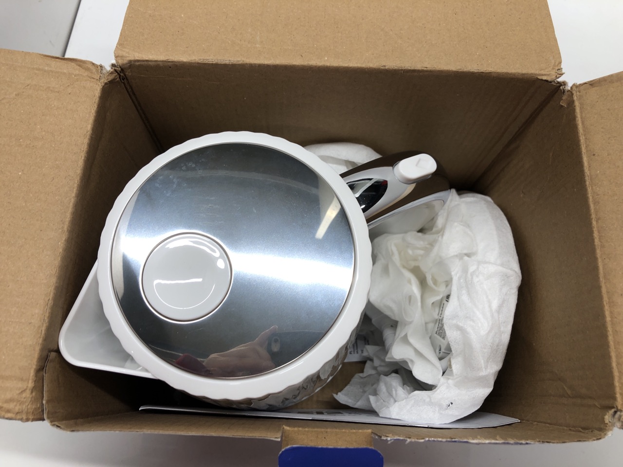 Lot 496  
            Edinburgh SR24 - Delivery Only 

                
QUANTITY OF KITCHEN & APPLIANCES ITEMS TO INCLUDE RUSSELL HOBBS ELECTRIC KETTLE (... - Image 4