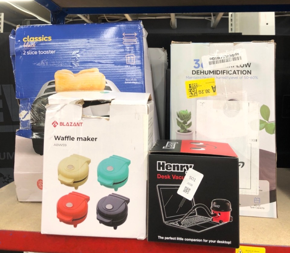 Lot 501  
            Edinburgh SR24 - Delivery Only 

                
QUANTITY OF KITCHEN & APPLIANCES ITEMS TO INCLUDE RUSSELL HOBBS 2 SLICE LIFT & LO...