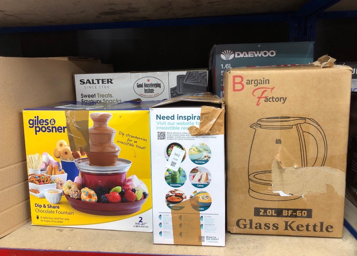 Lot 502  
            Edinburgh SR24 - Delivery Only 

                
QUANTITY OF KITCHEN & APPLIANCES ITEMS TO INCLUDE SALTER COSMOS 3-IN-1 HAND BLEND...