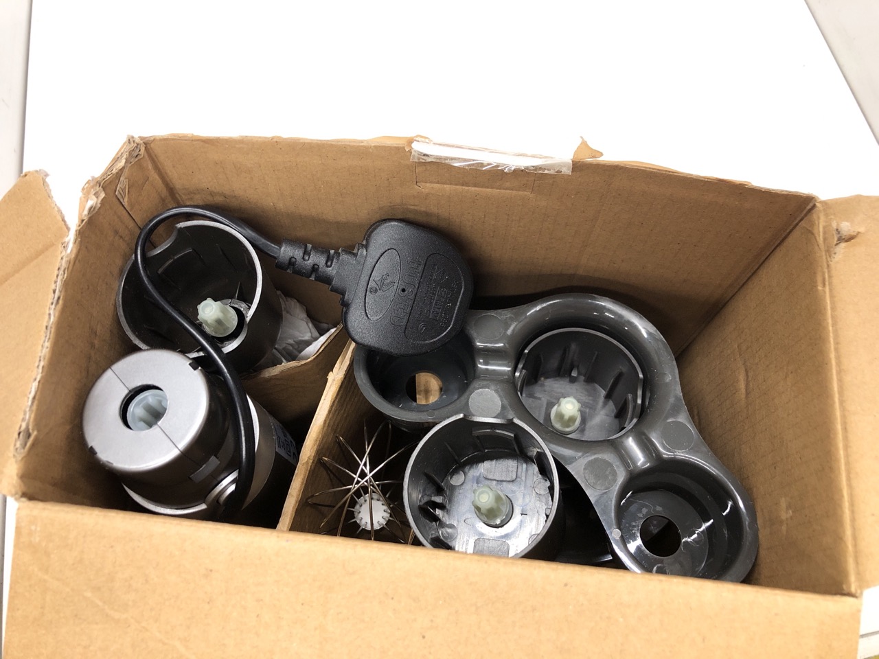 Lot 502  
            Edinburgh SR24 - Delivery Only 

                
QUANTITY OF KITCHEN & APPLIANCES ITEMS TO INCLUDE SALTER COSMOS 3-IN-1 HAND BLEND... - Image 4