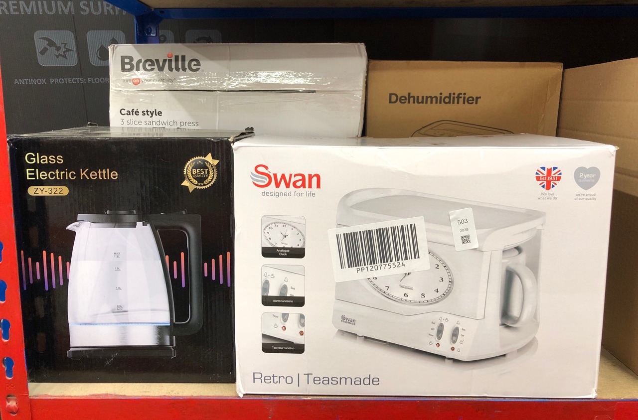 Lot 503  
            Edinburgh SR24 - Delivery Only 

                
QUANTITY OF KITCHEN & APPLIANCES ITEMS TO INCLUDE SWAN STM201N VINTAGE TEASMADE W...