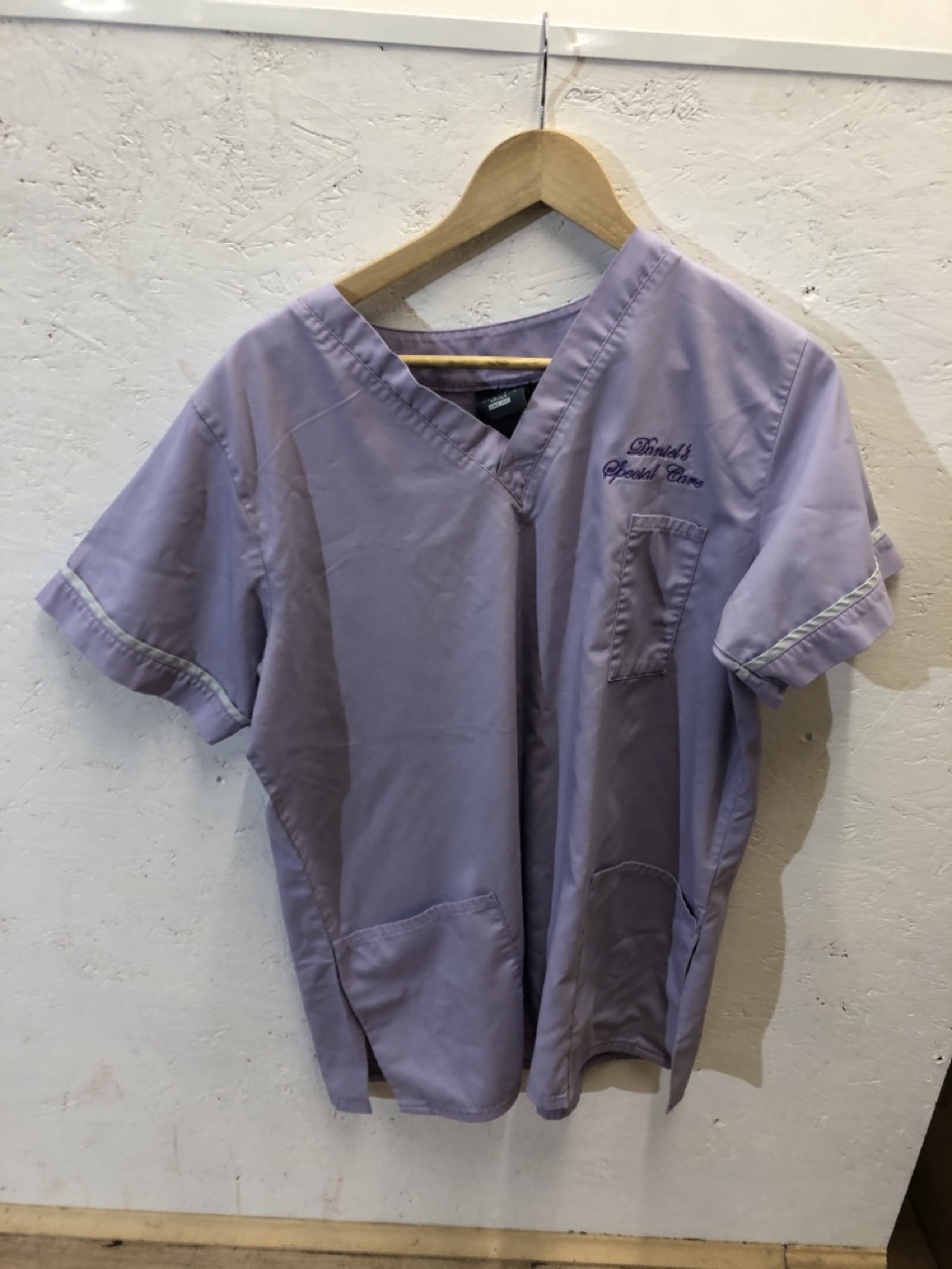 Lot 506  
            Edinburgh SR24 - Delivery Only 

                
1 X BOX OF ADULTS CLOTHING TO INCLUDE DANIELS SPECIAL CARE PINK TOP UK L : LOCATI...