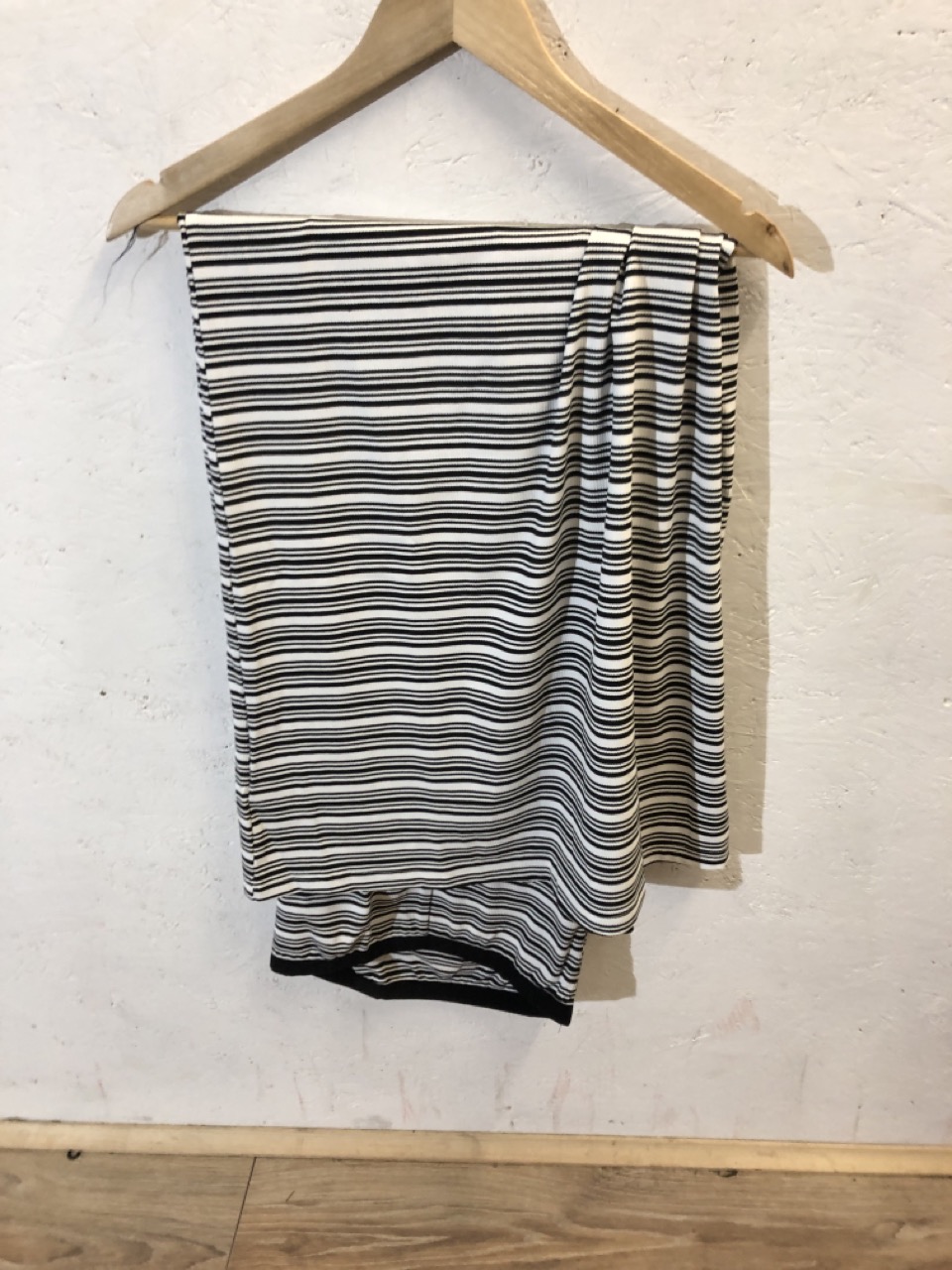 Lot 507  
            Edinburgh SR24 - Delivery Only 

                
1 X BOX OF ADULT CLOTHING TO INCLUDE YOUNGLA BASKETBALL TOP UK M: LOCATION - G RACK - Image 3