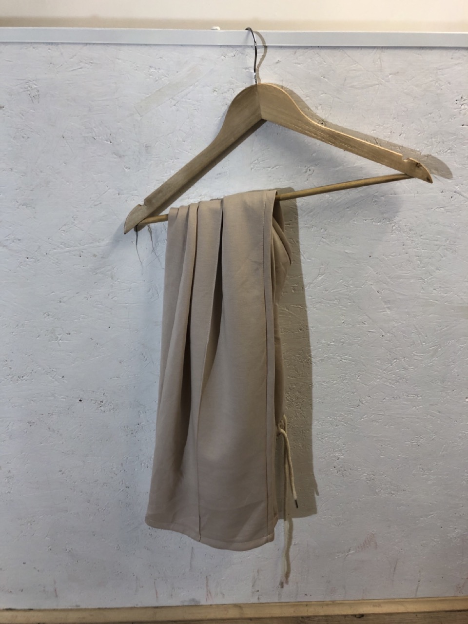 Lot 507  
            Edinburgh SR24 - Delivery Only 

                
1 X BOX OF ADULT CLOTHING TO INCLUDE YOUNGLA BASKETBALL TOP UK M: LOCATION - G RACK - Image 4