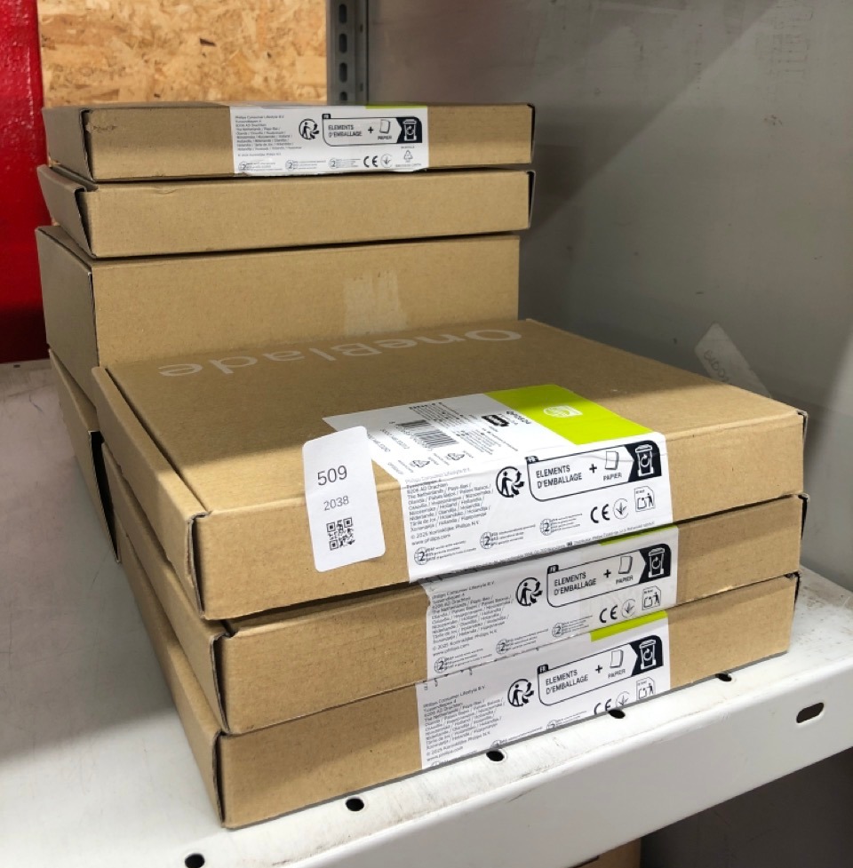 Lot 509  
            Edinburgh SR24 - Delivery Only 

                
QUANTITY OF HEALTH & BEAUTY ITEMS TO INCLUDE PHILIPS ONEBLADE HYBRID 360 BLADE TE...