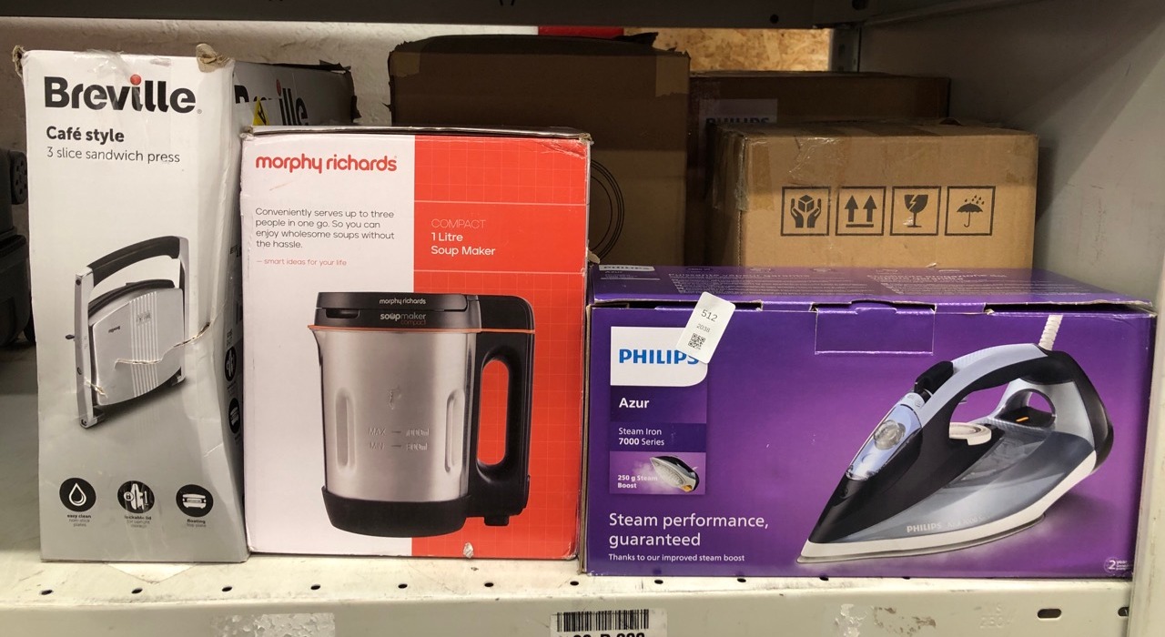 Lot 512  
            Edinburgh SR24 - Delivery Only 

                
QUANTITY OF KITCHEN & APPLIANCES ITEMS TO INCLUDE PHILIPS AZUR 7000 SERIES STEAM ...