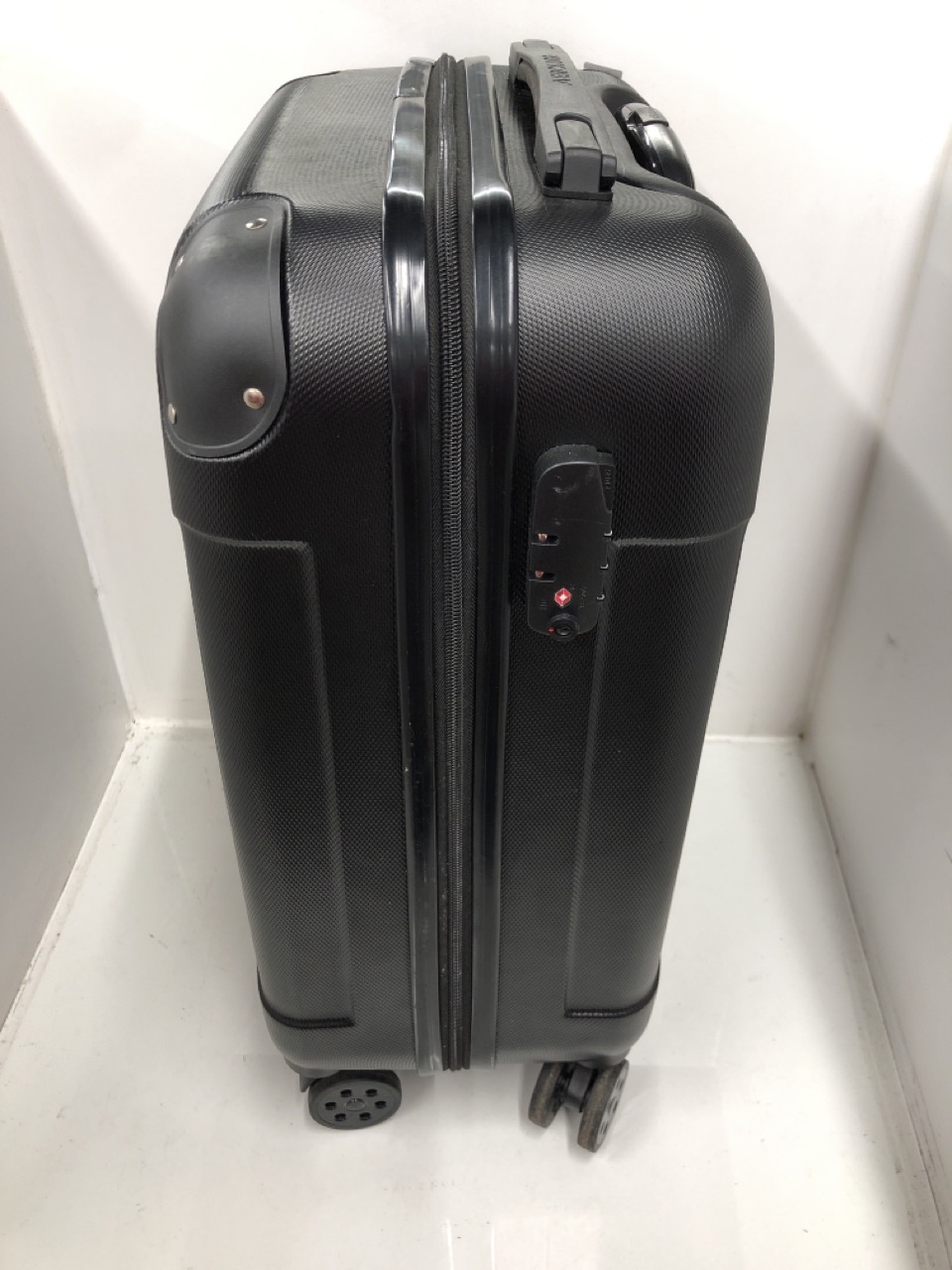Lot 513  
            Edinburgh SR24 - Delivery Only 

                
AEROLUGG BLACK SMALL HARDSHELL SUITCASE: LOCATION - BACK RACK - Image 3