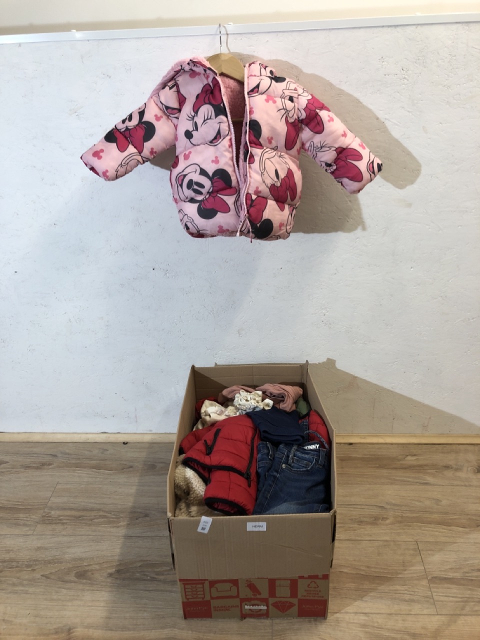Lot 515  
            Edinburgh SR24 - Delivery Only 

                
1 X BOX OF KIDS CLOTHES TO INCLUDE PINK MINI MOUSE JACKET UK AGE 8 YEARS : LOCATI...