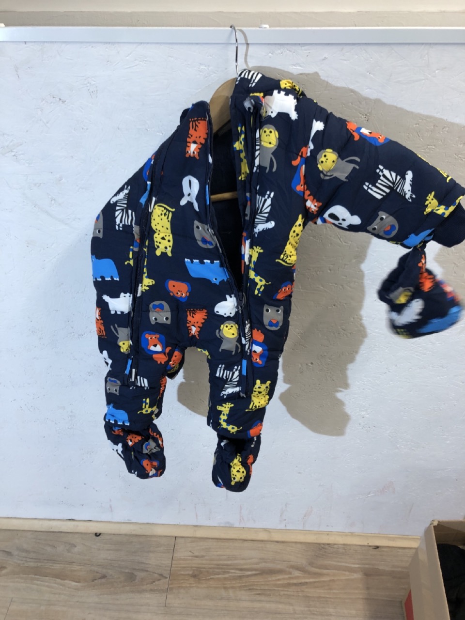 Lot 516  
            Edinburgh SR24 - Delivery Only 

                
1 X BOX OF KIDS CLOTHES TO INCLUDE YELLOW ADIDAS JUMPER UK 9/10 YRS: LOCATION - B...