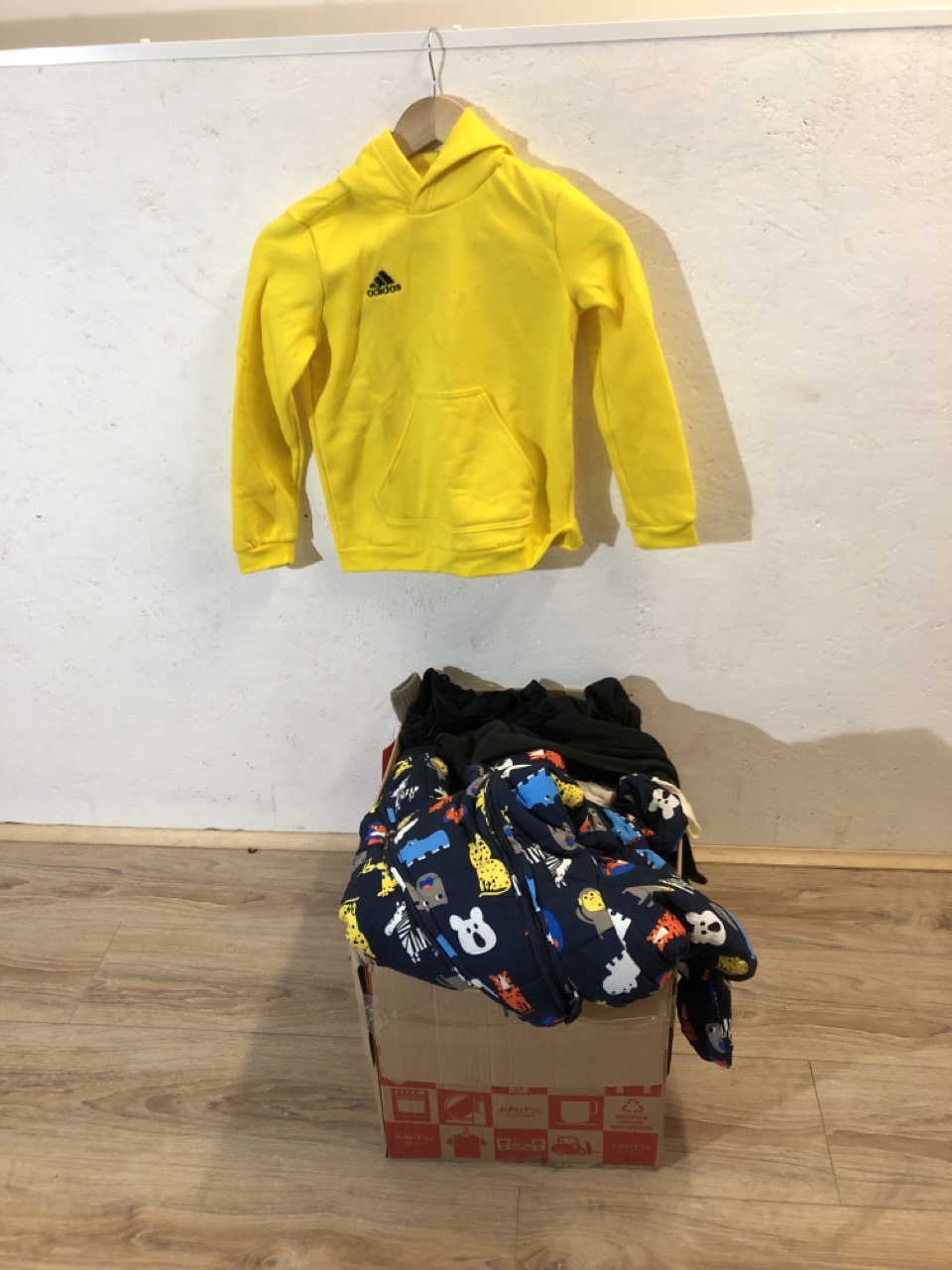 Lot 516  
            Edinburgh SR24 - Delivery Only 

                
1 X BOX OF KIDS CLOTHES TO INCLUDE YELLOW ADIDAS JUMPER UK 9/10 YRS: LOCATION - B...