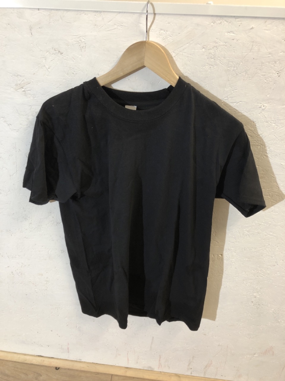 Lot 521  
            Edinburgh SR24 - Delivery Only 

                
1 X BOX OF ADULTS CLOTHES TO INCLUDE FRUIT & LOOM BLACK TOP UK M: LOCATION - BACK... - Image 3