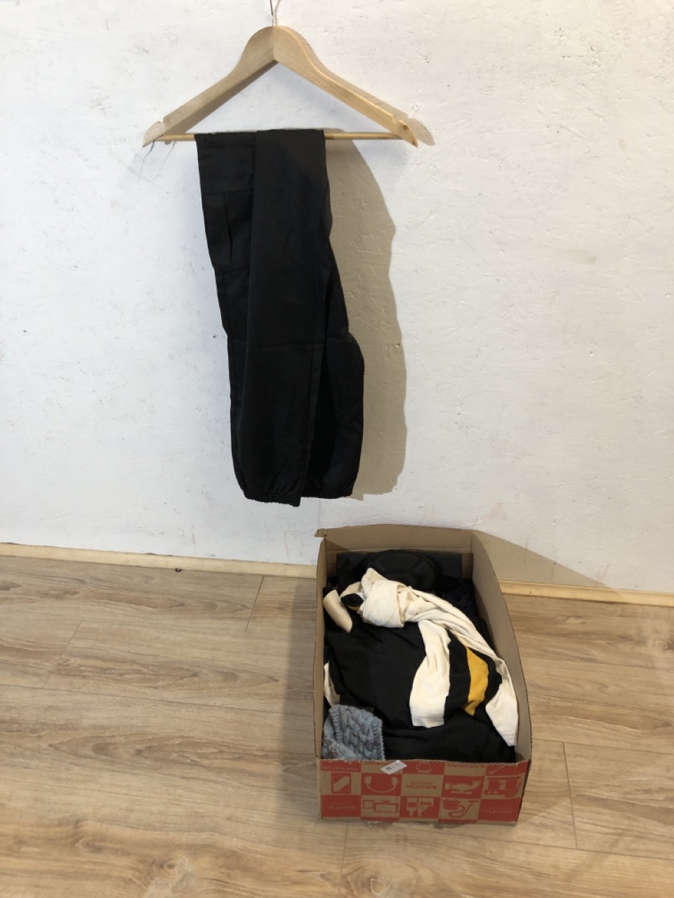 Lot 521  
            Edinburgh SR24 - Delivery Only 

                
1 X BOX OF ADULTS CLOTHES TO INCLUDE FRUIT & LOOM BLACK TOP UK M: LOCATION - BACK... - Image 5