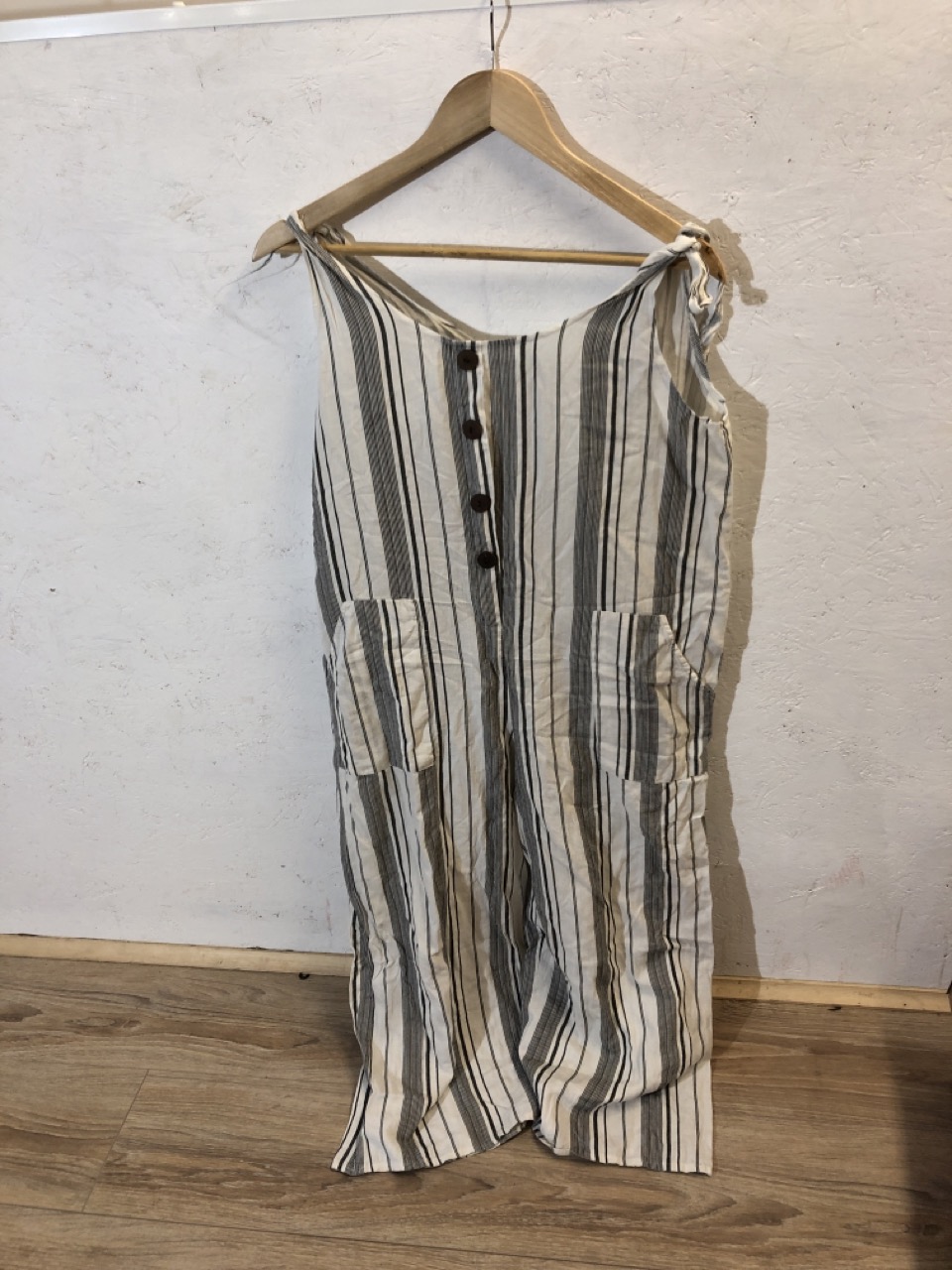 Lot 522  
            Edinburgh SR24 - Delivery Only 

                
1 X BOX OF ADULTS CLOTHES TO INCLUDE PURPLE BLAZER UK S: LOCATION - BACK RACK - Image 2