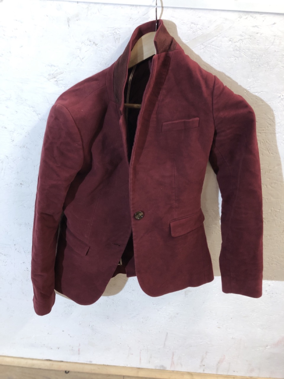 Lot 522  
            Edinburgh SR24 - Delivery Only 

                
1 X BOX OF ADULTS CLOTHES TO INCLUDE PURPLE BLAZER UK S: LOCATION - BACK RACK - Image 3