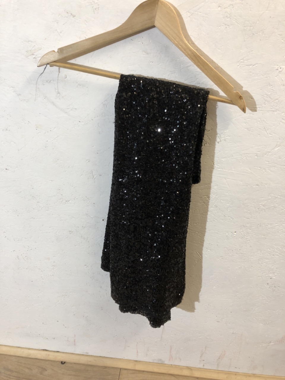 Lot 522  
            Edinburgh SR24 - Delivery Only 

                
1 X BOX OF ADULTS CLOTHES TO INCLUDE PURPLE BLAZER UK S: LOCATION - BACK RACK - Image 4