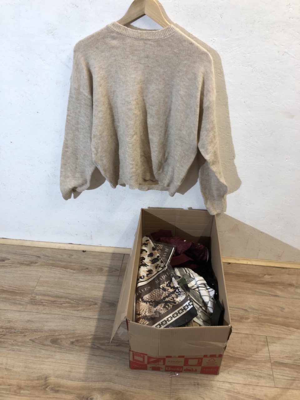 Lot 522  
            Edinburgh SR24 - Delivery Only 

                
1 X BOX OF ADULTS CLOTHES TO INCLUDE PURPLE BLAZER UK S: LOCATION - BACK RACK - Image 5