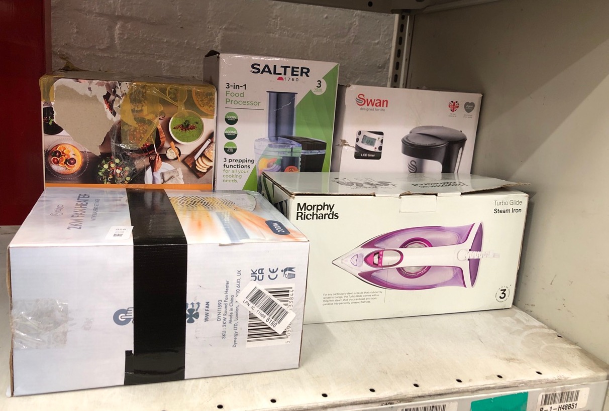 Lot 529  
            Edinburgh SR24 - Delivery Only 

                
QUANTITY OF KITCHEN & APPLIANCES ITEMS TO INCLUDE MORPHY RICHARDS TURBOGLIDE STEA...